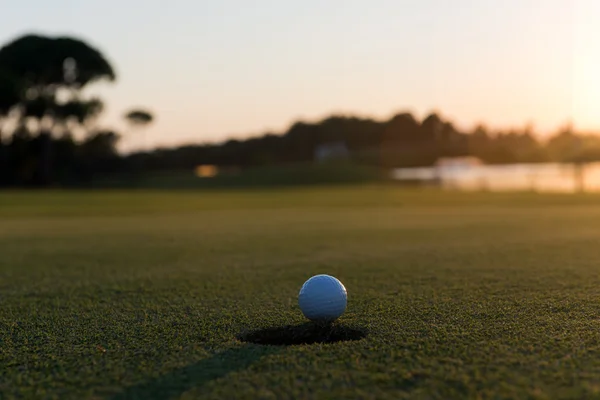 Bola de golfe na borda do buraco — Fotografia de Stock