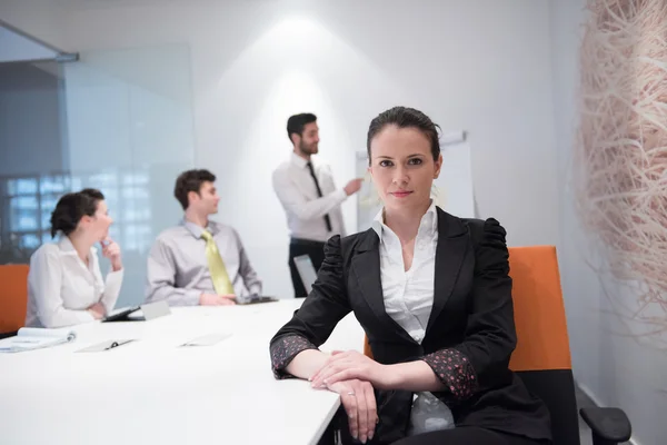 Joven mujer de negocios en la reunión con el ordenador portátil —  Fotos de Stock