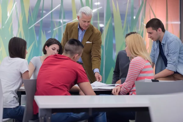 Insegnante con un gruppo di studenti in classe — Foto Stock