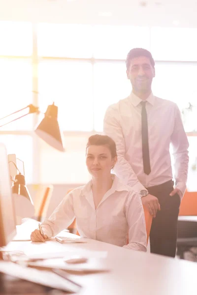 Business couple working together on project, sunrise in backgrou — Stock Photo, Image