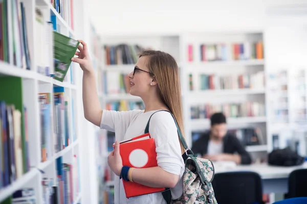 Estudante feminina na biblioteca — Fotografia de Stock