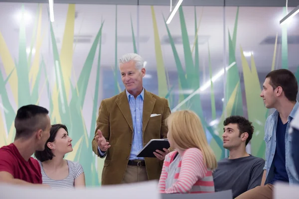 Leraar met een groep van studenten in de klas — Stockfoto