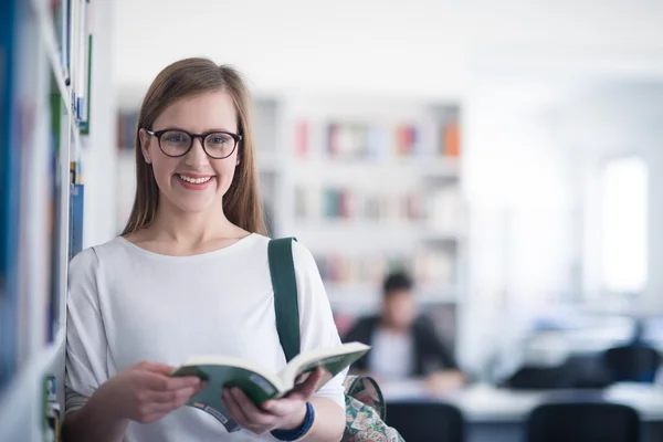 Kvinnlig student i biblioteket — Stockfoto