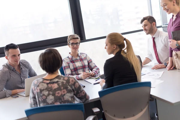 Unga affärsmän grupp på möte på moderna kontor — Stockfoto