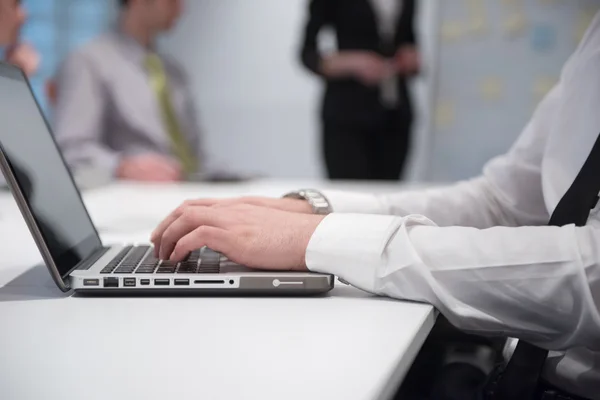 Handen typen op laptop tijdens bijeenkomst — Stockfoto