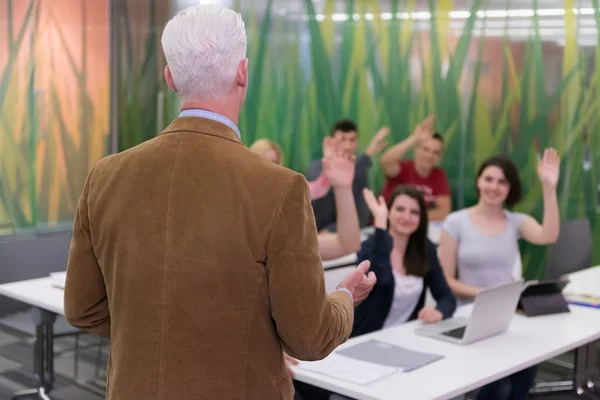 Lärare med en grupp elever i klassrummet — Stockfoto