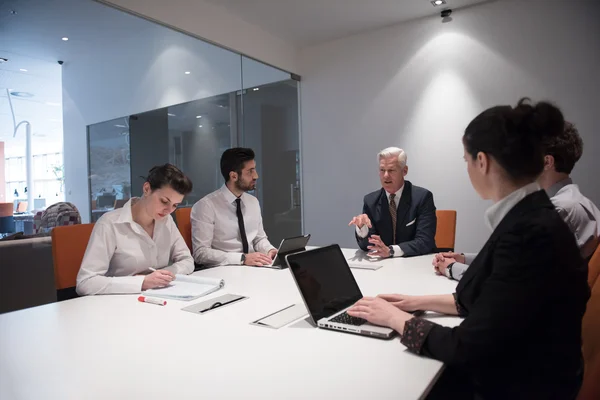 Groupe de gens d'affaires remue-méninges sur la réunion — Photo