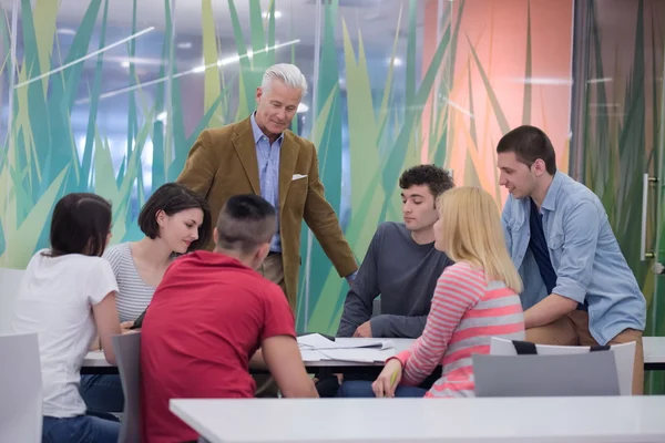 Leraar met een groep van studenten in de klas — Stockfoto