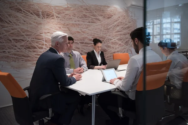 Grupo de empresários brainstorming em reunião — Fotografia de Stock