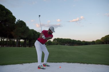 sunset bulvarında bir kum BUNKERİ isabet golfçü vurdu