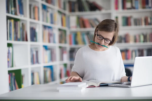 Studentin in der Bibliothek — Stockfoto