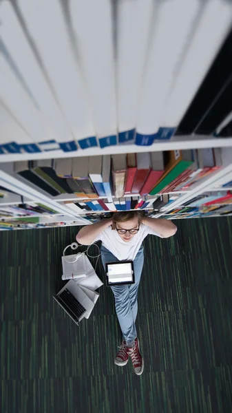 Studentă în bibliotecă — Fotografie, imagine de stoc