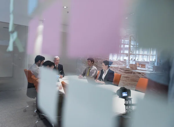 Grupo de empresários brainstorming em reunião — Fotografia de Stock