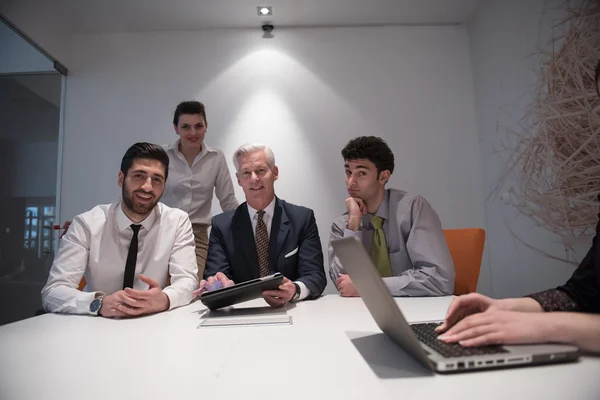 Grupo de empresários brainstorming em reunião — Fotografia de Stock