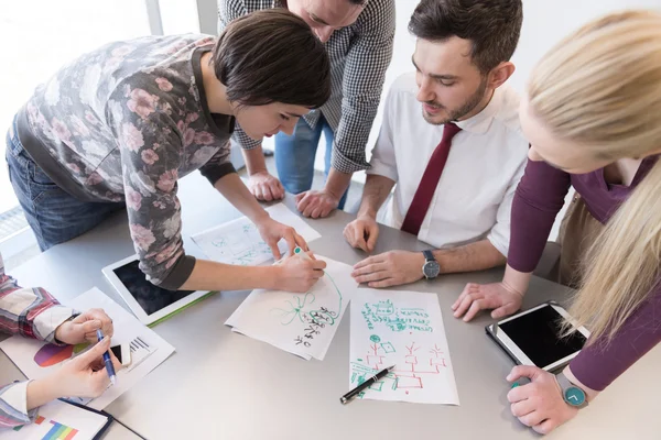 Unga affärsmän grupp på möte på moderna kontor — Stockfoto