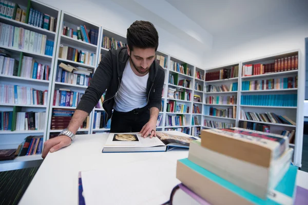 学校図書館で学ぶ学生は — ストック写真