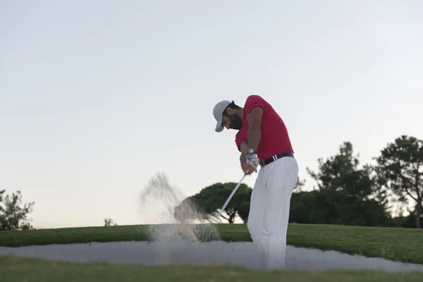 Golfista bít písečných bunkr výstřel na západ slunce — Stock fotografie