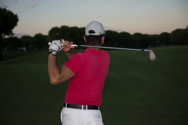 Golfista batendo um bunker de areia tiro no pôr do sol — Fotografia de Stock