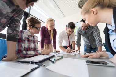 başlangıç iş takım modern ofis toplantıda üzerinde