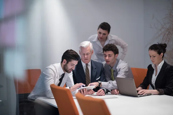 Grupo de gente de negocios en la reunión en la moderna oficina de inicio —  Fotos de Stock