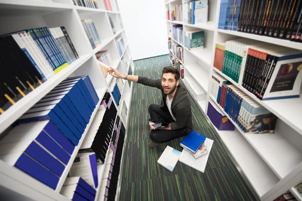 Studente studia nella biblioteca scolastica — Foto Stock