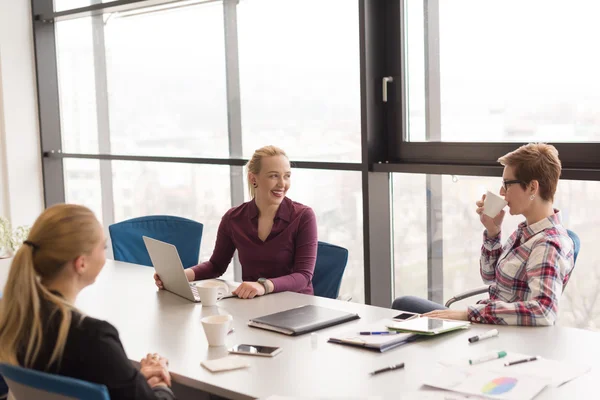 Grupo de jóvenes empresarios sobre la reunión en la oficina moderna — Foto de Stock