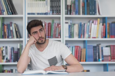 Okul kütüphanesinde öğrenci eğitimi