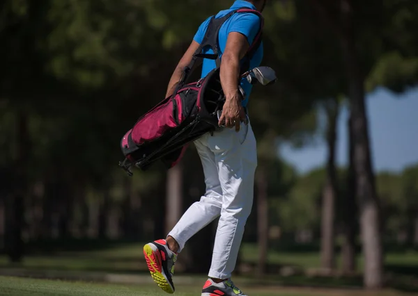 Joueur de golf marchant et portant sac — Photo