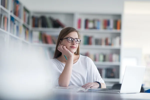 Vrouwelijke student in bibliotheek — Stockfoto