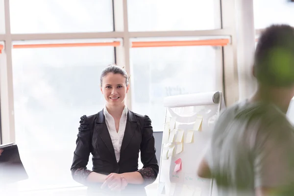 Portret van jonge zakenvrouw bij moderne kantoor — Stockfoto