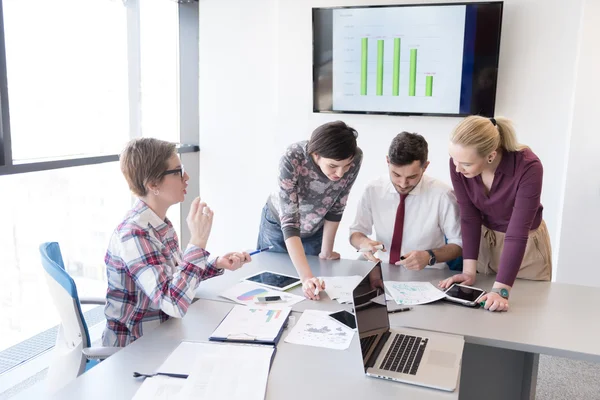 Gruppo di giovani uomini d'affari in riunione presso l'ufficio moderno — Foto Stock