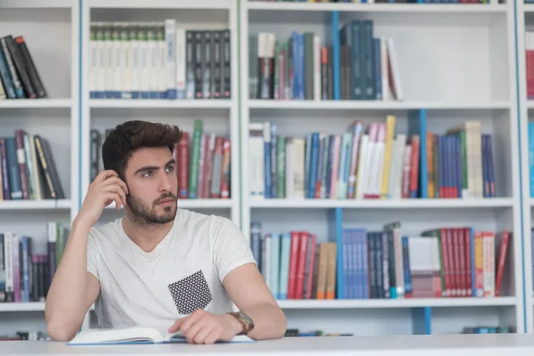 Studente studia nella biblioteca scolastica — Foto Stock