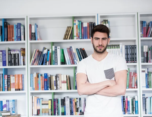 Estudante estudar na biblioteca da escola — Fotografia de Stock