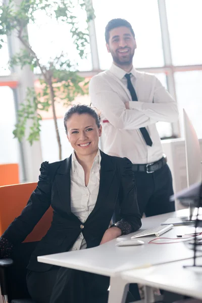 Retrato de casal de negócios no escritório — Fotografia de Stock