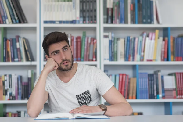 Student studie in schoolbibliotheek — Stockfoto