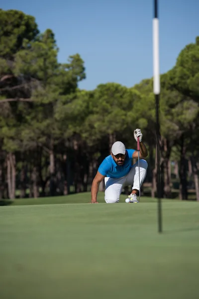 Jogador de golfe apontando tiro perfeito — Fotografia de Stock