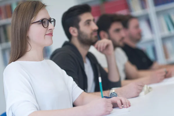 Grupp av studenter studera tillsammans i klassrummet — Stockfoto