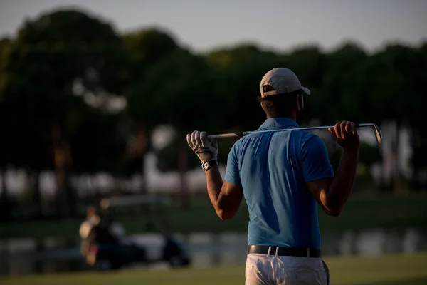 Golfista zpět na hřišti při pohledu do otvoru ve vzdálenosti — Stock fotografie