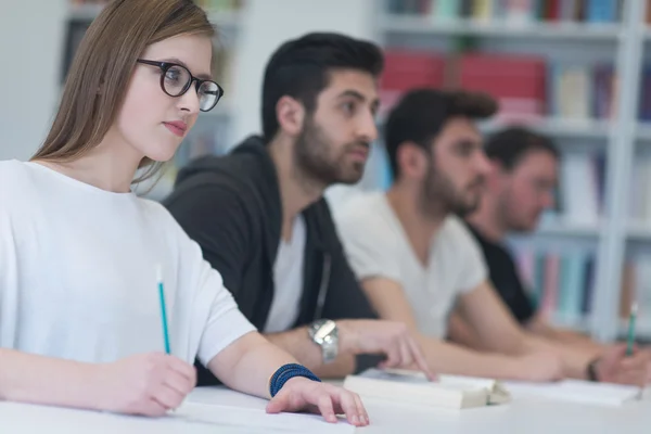 Grupp av studenter studera tillsammans i klassrummet — Stockfoto