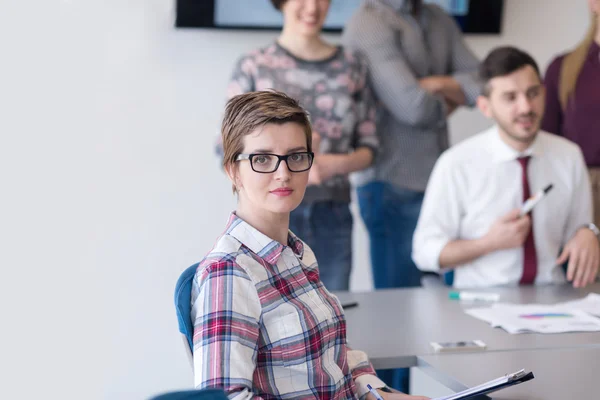 Retrato de la joven mujer de negocios en la oficina con el equipo en la reunión —  Fotos de Stock