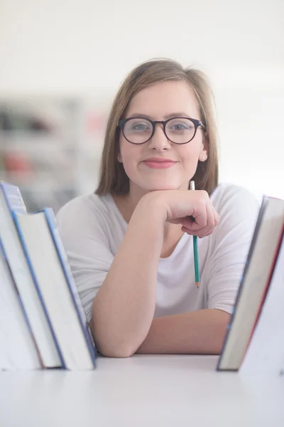 Estudante feminina na biblioteca — Fotografia de Stock