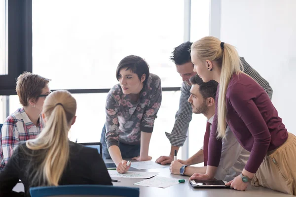 Groupe de jeunes gens d'affaires sur la réunion au bureau moderne — Photo