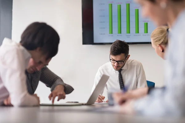 Gruppe junger Geschäftsleute trifft sich im modernen Büro — Stockfoto