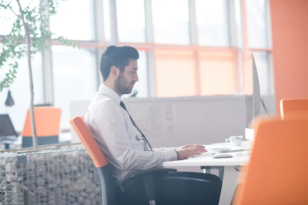 Junger Geschäftsmann arbeitet am Desktop-Computer — Stockfoto