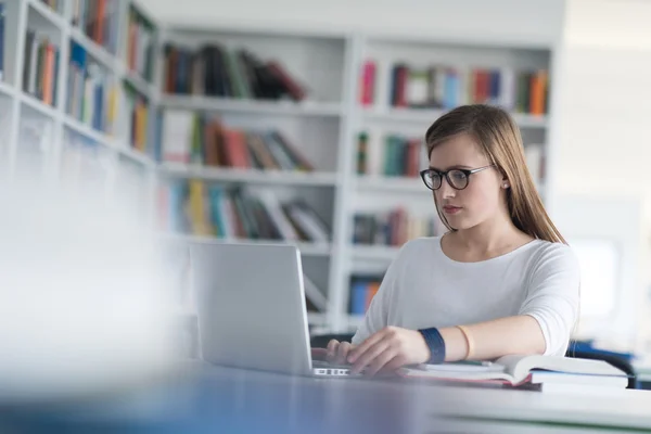 Estudante feminina na biblioteca — Fotografia de Stock