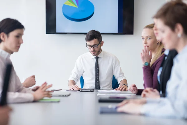 Jonge mensen de bedrijfsgroep op teamvergadering bij moderne kantoor — Stockfoto