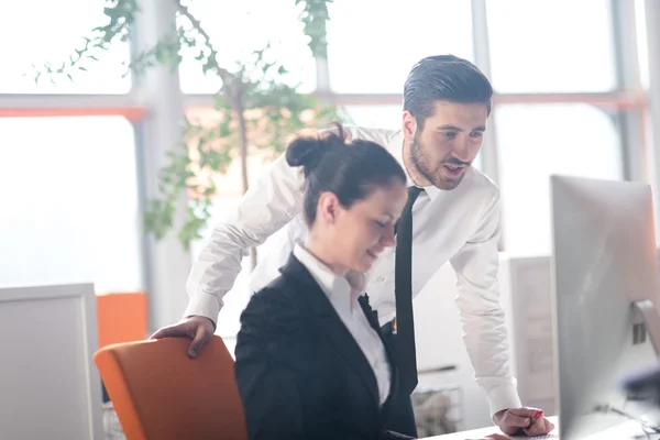 Pareja de negocios trabajando juntos en el proyecto — Foto de Stock