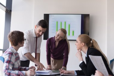 başlangıç iş takım modern ofis toplantıda üzerinde