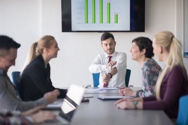 genç iş insanlar grubu office toplantıda üzerinde