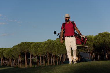 yürüyüş ve golf çantası taşıyan golfçü